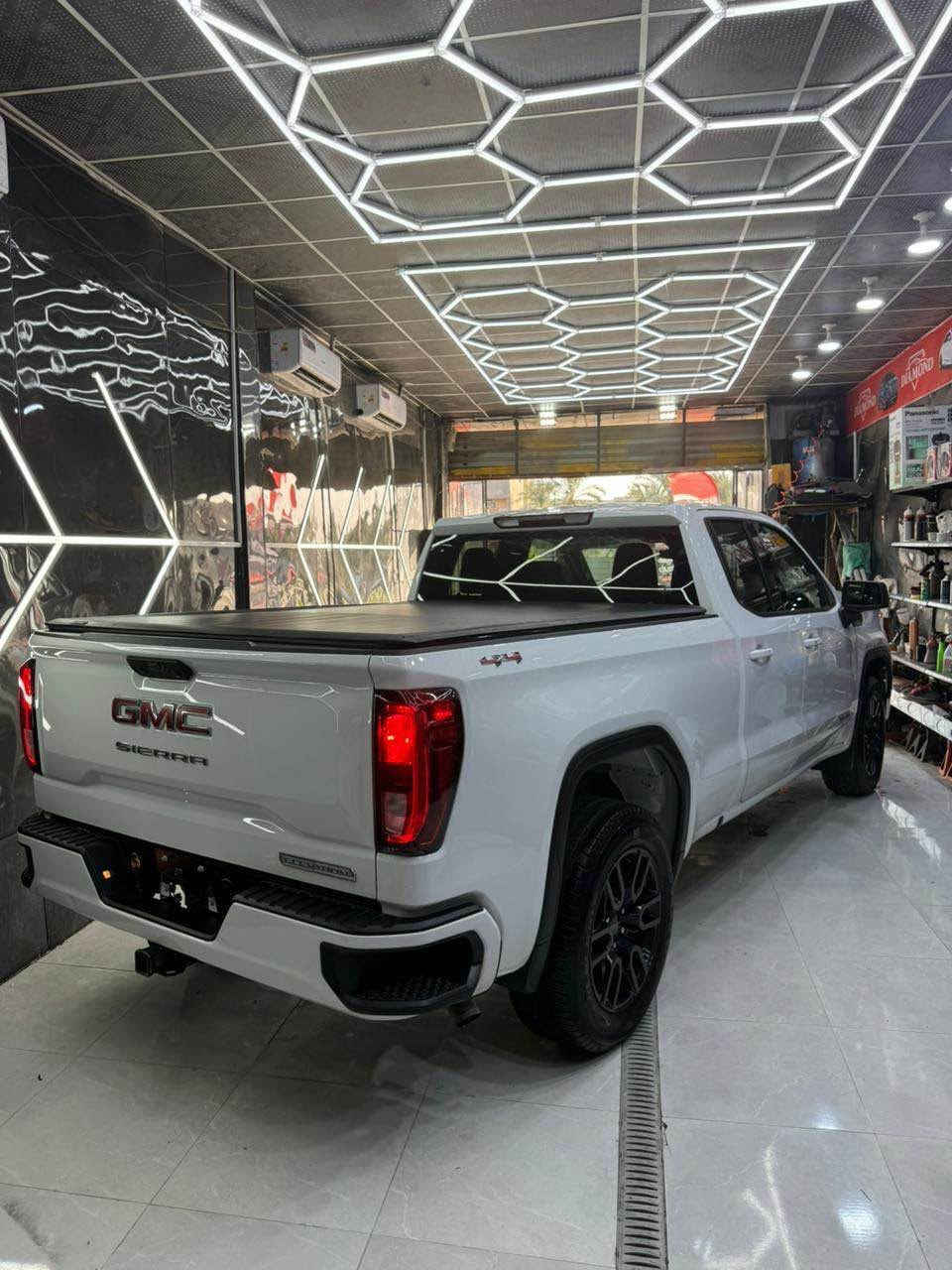 سيرا GMC 2024 وارد امريكي حادثها بل صور ماشيه 29 KM  السعر 280 وبيها مجال لاستفسار *********** البصرة, العراق
