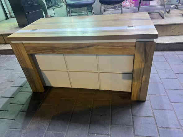 ميز مكتبي معه كرسي متحرك و ثنين ثابتات اخو جديد سعر ٤٠٠.  ***********
