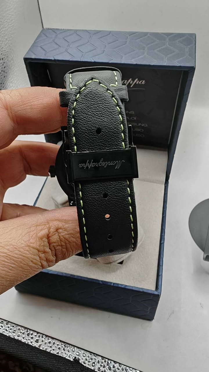 إعلان بيع ساعة Montegrappa (أصلي 100%)
​العنوان: لمحبي الفخامة والتميز.. ساعة Montegrappa السويسرية الأصلية (زيرو)
​للبيع ساعة Montegrappa العالمية، قطعة فنية تجمع بين الأناقة الإيطالية والدقة السويسرية. الساعة بحالة "زيرو" (جديدة تماماً)، لم تُستخدم نهائياً، ومعها كامل ملحقاتها الأصلية (العلبة والكتالوجات).
​مواصفات الساعة:
​الماركة: Montegrappa (ماركة إيطالية فاخرة وعريقة).
​نوع الحركة (المكينة): تعمل بمكينة كوارتز (Quartz) سويسرية دقيقة وموثوقة (Swiss Made)، لضمان الأداء العالي والدقة في ضبط الوقت مع سهولة الصيانة.
​التصميم: تصميم عصري وجذاب بميناء أسود ذو نقوش أفقية، مع لمسات باللون الأخضر الفاقع على المؤشرات والعقارب تعطيها طابعاً رياضياً فخماً.
​القياسات:
​قطر الساعة: 44mm (بدون التاج)، قياس مثالي ومميز لمحبي الساعات ذات الحضور القوي.
​عرض الحزام: 22mm (قياس قياسي يعطي توازناً ممتازاً مع حجم الساعة).
​المواد: مصنعة من الستانلس ستيل المقاوم للصدأ عالي الجودة، مع زجاج من الياقوت (Sapphire Crystal) المقاوم للخدش.
​المميزات الإضافية: نافذة لعرض التاريخ عند موقع الساعة الثالثة، وعداد ثوانٍ صغير (Sub-dial) يضيف لمسة ميكانيكية كلاسيكية.
​الحزام: حزام جلدي طبيعي أصلي بلون أسود مع خياطة خضراء متناسقة مع تفاصيل الساعة.
​لماذا هذه الساعة خيارك الأفضل؟
​الحالة: جديدة "زيرو" غير مستخدمة نهائياً.
​الأصالة: الملحقات والعلبة الأصلية متوفرة بالكامل لضمان أصالة القطعة.
السعر خاص يوجد توصيل لجميع المحافظات.


**إذا كنت صاحب هذا الإعلان وتريد حذفه لأي سبب، رجاءا أرسل رسالة إلى الدعم الفني**