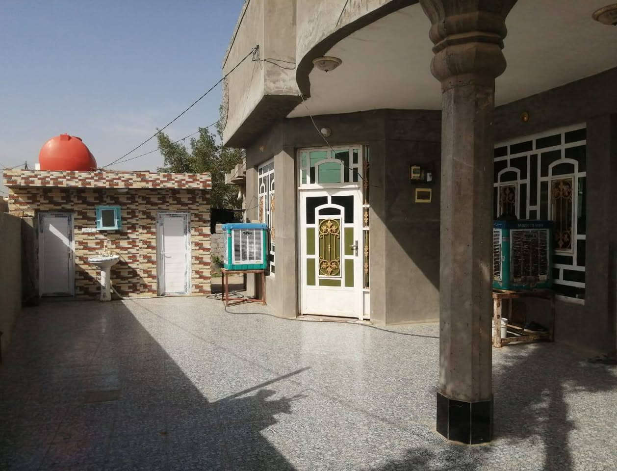 دار للبيع المساحه 300م
طابو زراعي ،متوفر كافة الخدمات 
ماء . كهرباء.مدارس.مركز صحي 
يبعد عن التبليط 150م.
العنوان/حله ورديه قرب الامام سيد موسى ع
***********
