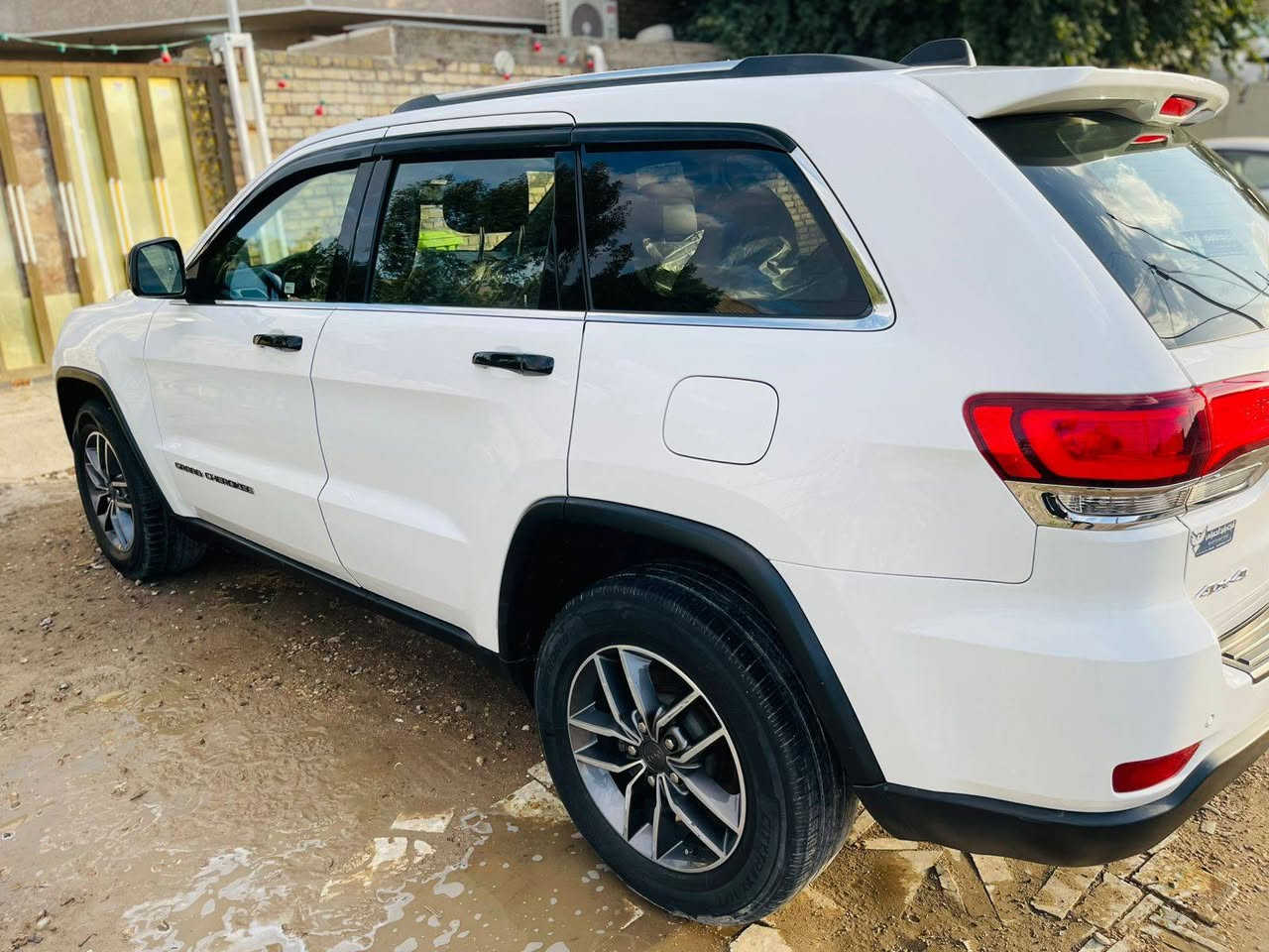 السلام عليكم…. للبيع جيب موديل ٢٠٢٠ لون ابيض لاريدو رقم بغداد باسمي
موصفات /
شاشة جبيرة 
تحكم ستيرن 
كشنات الامامية كهرباء
توقف ذاتي عند الرجوع 
حساسات خلفيه 
كامرة خلفية دوارة 
نقطة عمياء 
حساسات خلفية 
نقطة كهرباء بالخلف 
انارة داخلية بلاد مو عمل 
السيارة ما ناقصها شي 
حدادية جديدة
السيارة ماشية ٨٢ الف مايل بشرط تراي مال زيرو
حادثها بنيد مبدل وجاملغ ايمن بي نص صبغ السعر ٢٣٠ 
مكاني بغداد حي البساتين
رقمي ***********
