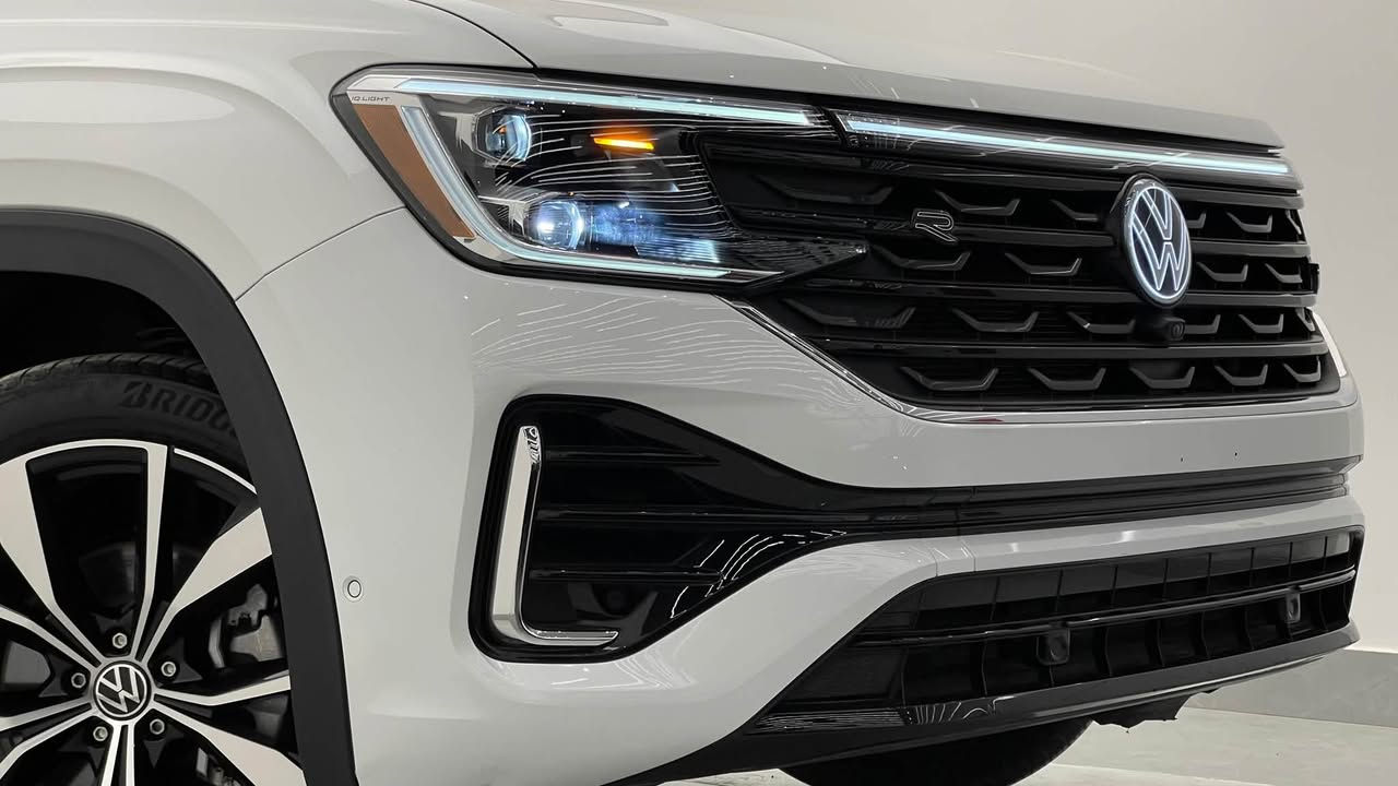 Volkswagen Atlas SEL Premium R-Line 2024
‎عداد المسافة : 27 الف مایل 
‎ضرر : جملغ خلفي و باب سائق صبغ بدون دواخل 
‎ارباك دشبول و ستیرن سلیم💯✅
‎دعامیە و رادیترات و بجم کلة بلادي بشرط
1V2FR2CA6RC547798

‎اعلی المواصفات  atlas 1/1 :
‎سقف بانوراما
‎داتاشو 
‎بصمة تشغيل
‎بصمة أبواب
‎تشغيل عن بعد (Remote Start)
‎صندوق شفط كهربائي
‎رادار أمامي (تحديد مسار)
‎رادار جانبي (نقاط عمياء)
‎رادار خلفي (تحذير من الاصطدام)
‎كاميرات محيطية 360°
‎سستم سماعات FENDER
‎تحكم وضعيات القيادة Drive Modes 
‎اوتو بارك Auto Park
‎تبريد مركزي لمس
‎كشنات ميموري
‎كشنات جلد
‎کشن تدفئة و تبرید
‎هاند بريك بصمة
Android Auto 
Apple Car Play 
‎مانع انزلاق+ABS
‎شاشة كبيرة لمس
‎حساسات خلفية+ كاميرا 
‎تحكمات استيرن
‎اوتو ستارت Auto start 
‎اوتو ستوب Auto Stop 
‎وبقية المواصفات المعروفة
‎‏‎ 
‎مکان سیارة اربیل
‎‏‎سیارة بدون رقم تترقم شمالي 
‎‏‎‏‎للاتصال والاستفسار
‎☎️*********** اسیاسیل
‎.     ***********.      كورك
