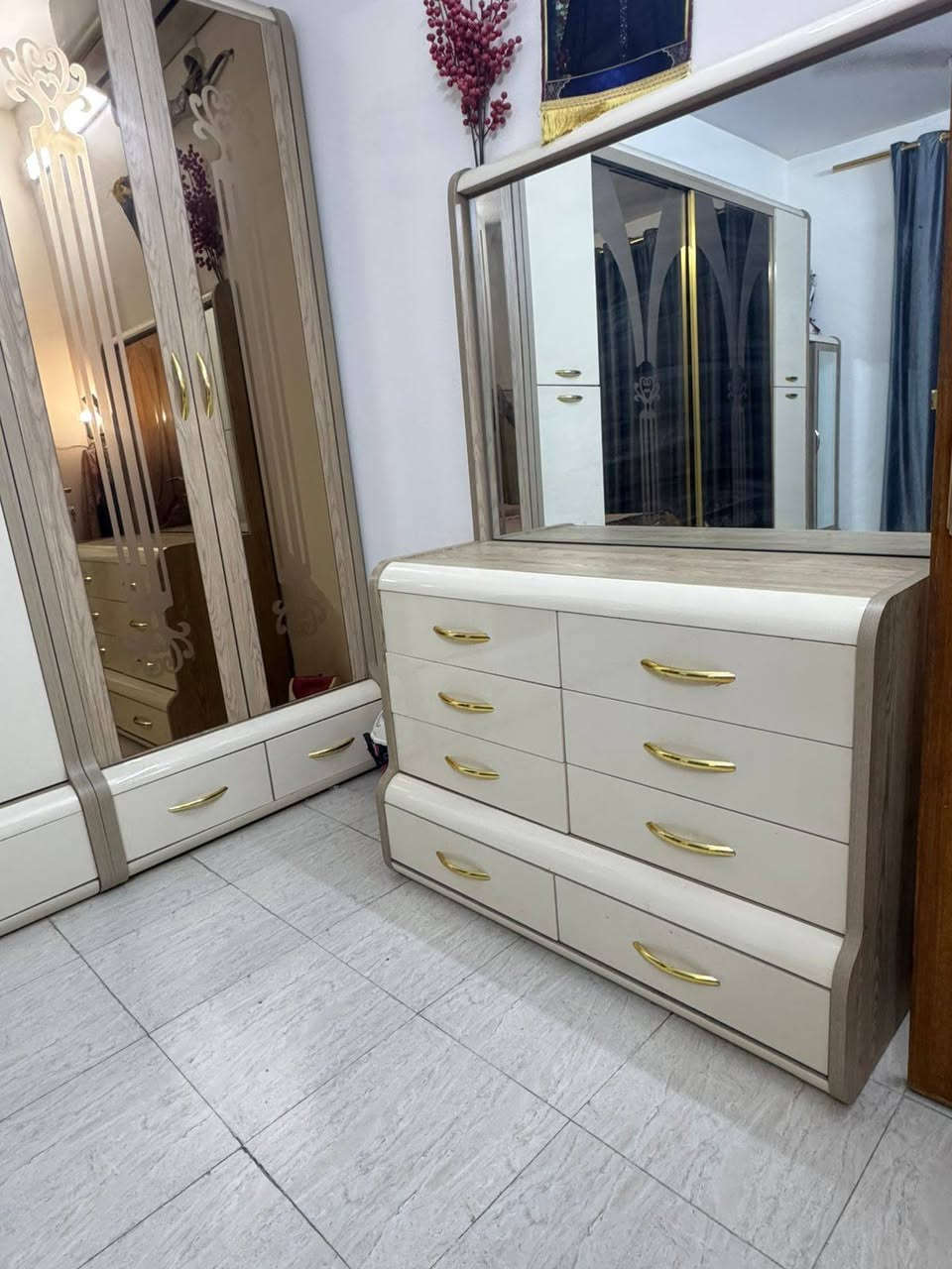 غرفة تركية ستة ابواب زاويتين
للتفاصيل ***********
