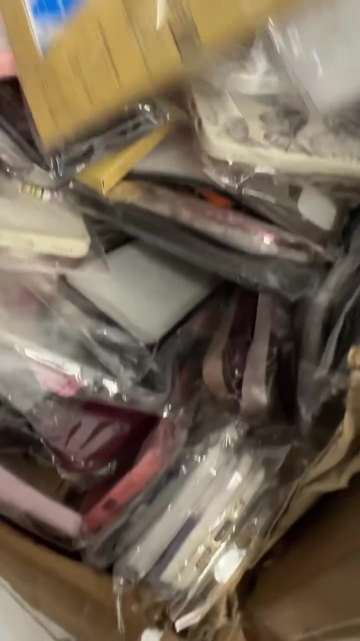 السلام عليكم من رخصت الأدمن شلايف 4 كڤرات ايبادات ايفون كلكسي سامسونك كلهن راقيات وحلوات وبيهن لزكات شاشه مضلله وغير مضلله ذني هدية ماحسبهن كلش مرتبات وراقيات الي يفيده يخابرني ونتراهم ***********‬
