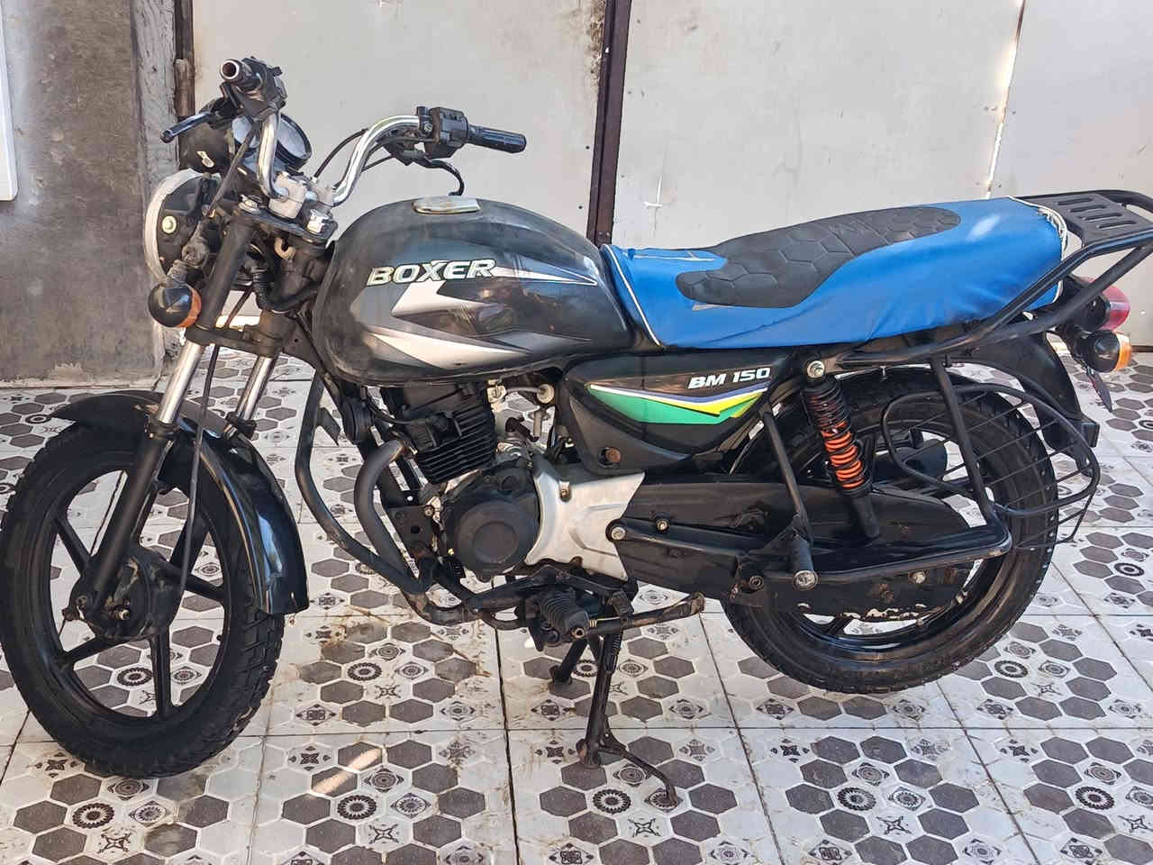 اسلام عليك شباب بوكسر للبيع موديل 2022 الدراجه اوراقه ضايعه من زمان يعني محسوبه كلك والدراجه مكفوله من كلشي سعره 650 وبيه مجال مكان بابل الحمزه الغربي التواصل عله هاذا الرقم،***********
