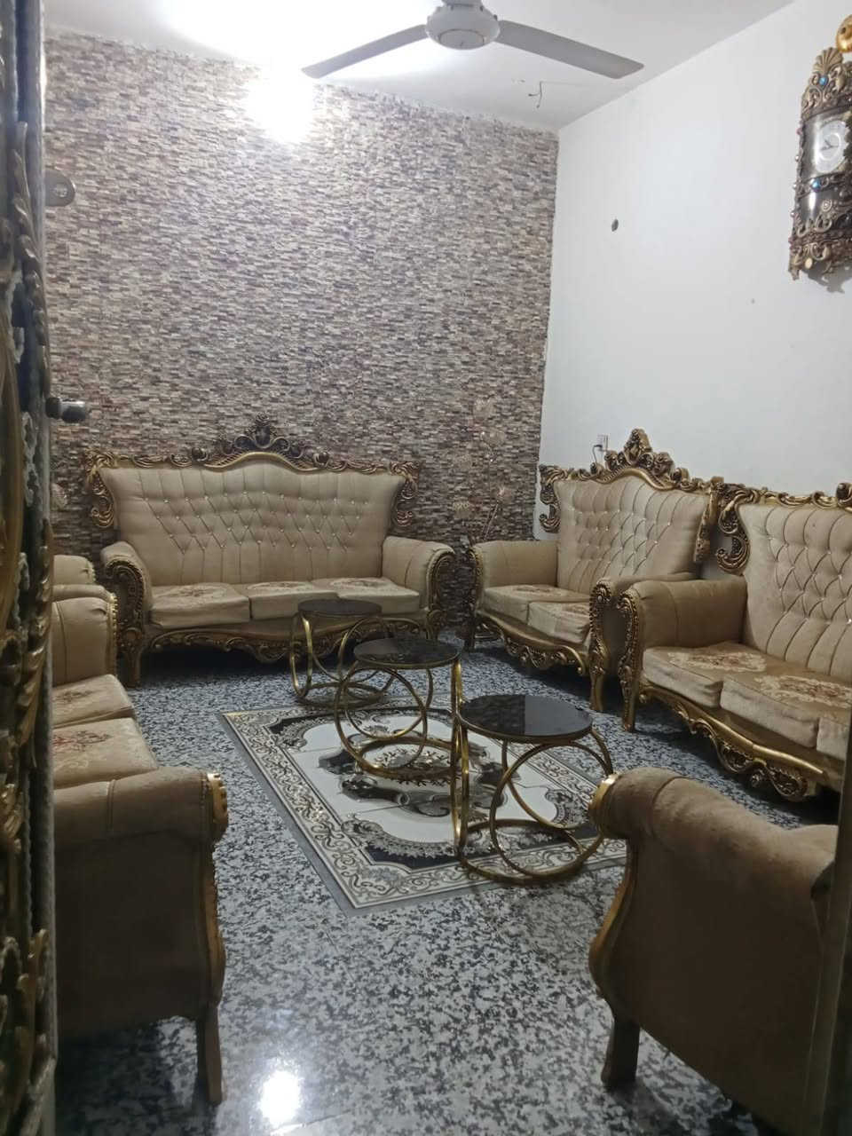 بيت خلفي  للبيع حي الفداء شارع ابو لبنان قرب شارع 60 المساحه 100م طابقين الطابق الاول غرفه صاله استقبال مطبخ صحيات الطابق الثاني غرفه صاله كبيره السعر 85للاستفسار ***********
