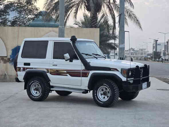 ميگزةمين بؤكس 89
مةكينة 2f
4گير دةبل اكسل 
4تايةو ويلي لؤك 
مةكينةي تؤزيك دوكةلي هةية 
سعري 35مةجاليكي كةم 
شوين كةلار 
***********
