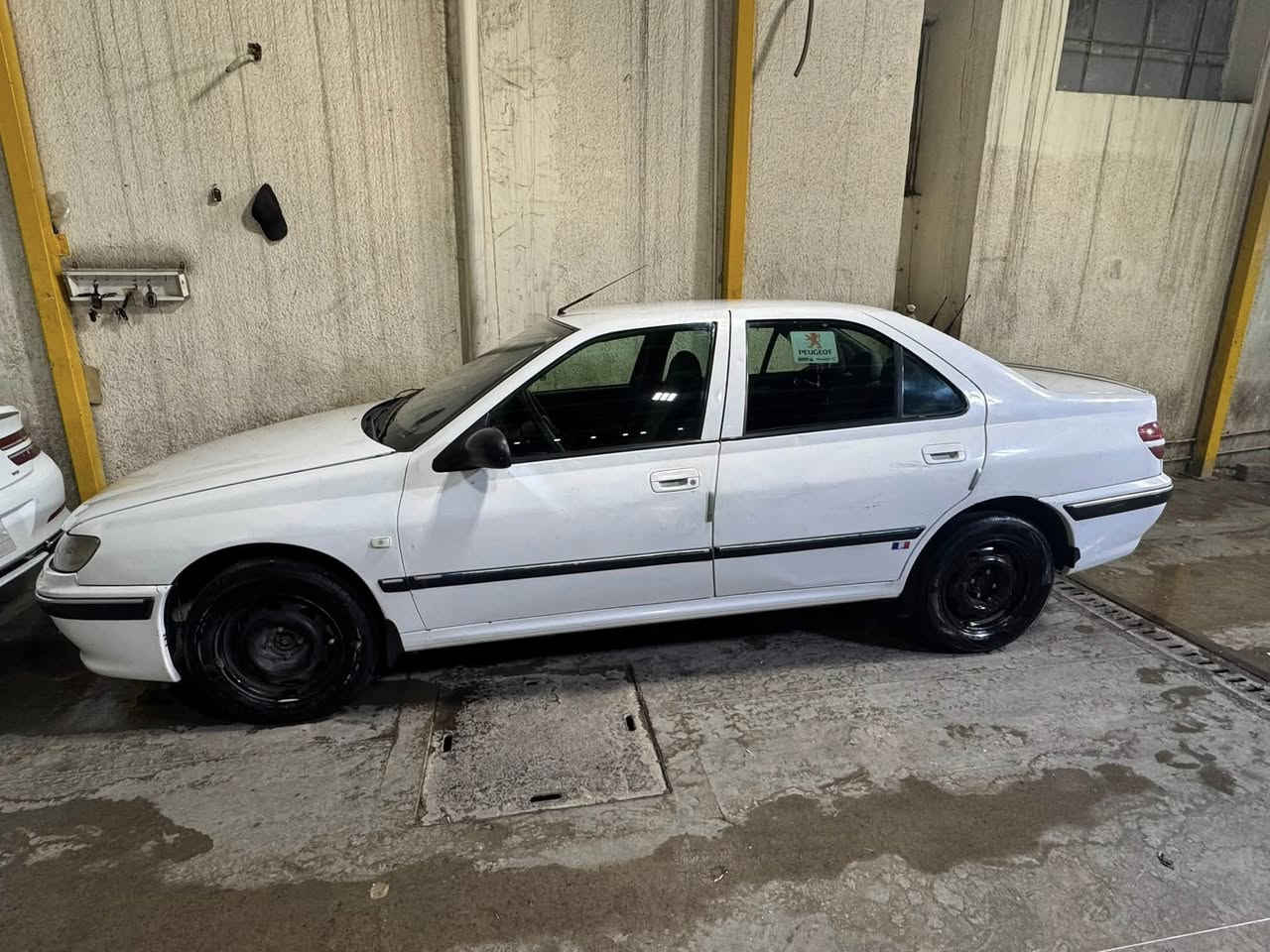 ام عليكم من رخصة مدير الكروب 
بيجو فرنسي 406
رقم بغداد

موديل 2001
محرك جديد
حداديه نضيف
تبريد ثلاجه
كلج جديد كامل بس عندي قره بل 1
مكاني السياره بغداد شقق زيونه
السعر 36$وبيه مجال قليل
للاستفسار ***********
