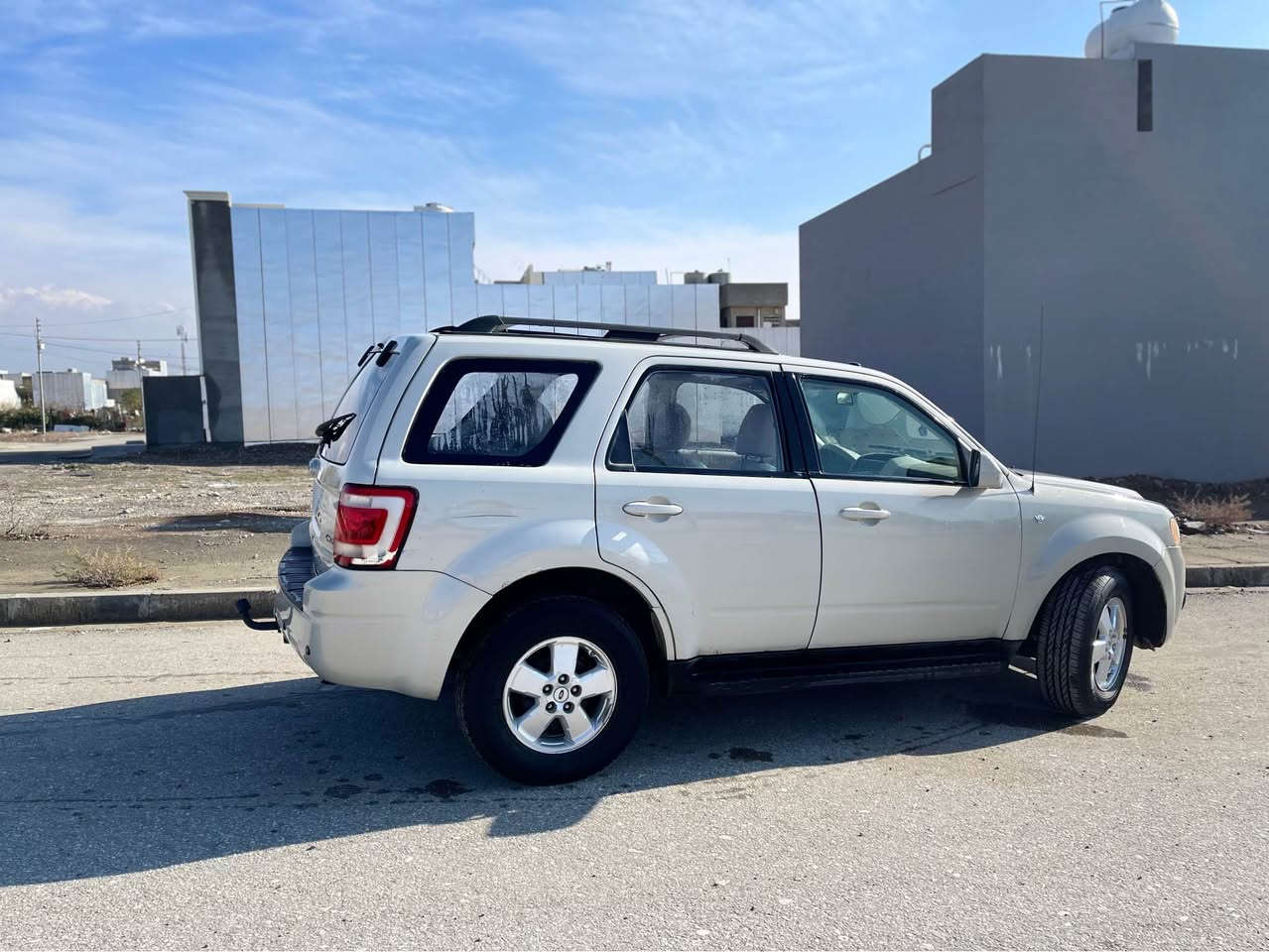 فۆرد ئیسکەیپی ٢٠٠٨ 
فول فول مواسەفات 
٦ پارچە بۆیاخ بێ ناو واتا ناوی نەگرتووە 
سەنەوی ٢٠٣١ بە ناوی خۆمە 
٧٩ $ 
*********** 
*********** بشدار, السليمانية
