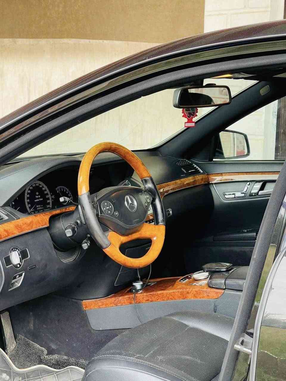 السلام عليكم
للبيع 
مارسدس 2011 اصل 350S
رقم شمالي الدولي فحص وهزه وسنويه كله جديد
السياره باب الطويل المرغوب 
محرك V6
ماشيه 180K
السياره كفاله 🫡
فول مواصفات 1/1
مكينه وكير وحداديه كله جديد السياره جهازه من كلشي 
مكاني بابل 
السعر 235 بي مجال 
رقمي ***********
