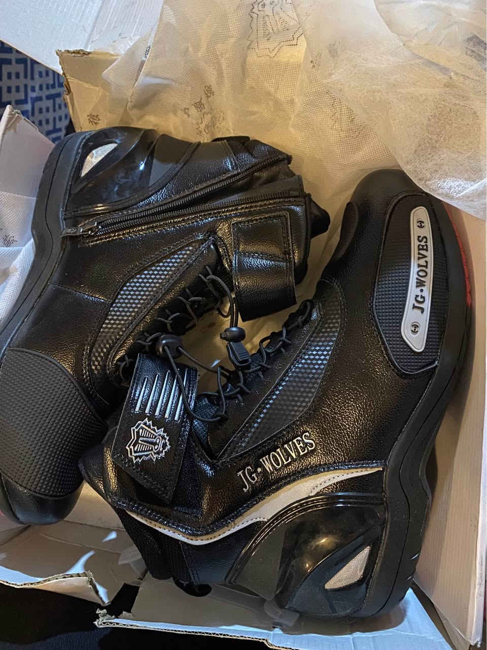 أحذية ركوب دراجات نارية من ماركة JG Wolves. وهي مصممة للرجال والنساء على حد سواء، وتوفر الحماية والراحة لركوب الدراجات النارية في مختلف الظروف. 
تتميز هذه الأحذية بما يلي:
الحماية: تأتي مع حماية معززة للكاحل والكعب وأصابع القدم لتوفير الأمان الأمثل أثناء الركوب.
المتانة: مصنوعة من مواد عالية الجودة ومقاومة للتآكل، بما في ذلك الألياف الدقيقة والجلود الاصطناعية، لضمان المتانة وطول العمر.
الراحة والتهوية: تتميز ببطانة شبكية مسامية لتدفق الهواء الجيد، مما يساعد على إبقاء القدمين جافتين ومريحتين أثناء الرحلات الطويلة.
التصميم: تتميز بتصميم أنيق ومريح يجمع بين الأداء والسلامة. يشتمل نظام الإغلاق على سحاب جانبي ونظام ربط سريع لملاءمة محكمة. السعر٦٠ الف قياس ٤٥ ٤٦ 
*********** أربيل, العراق
