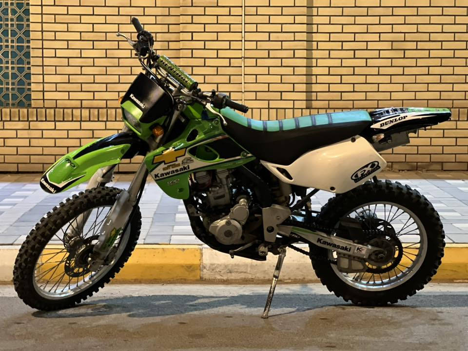 السلام عليكم
قفاز كاوزاكي ياباني
كفاله عامه  

حجم المكينة (250cc) ولفات 
راديتر 
ماشية 22 الف 
دراجة بحالة الوكال 
ماصارلها هواي طالعه من المعرض 
اكزوز اكرا بوفيك 
منضومة زنون 
للاستفسار 
***********
