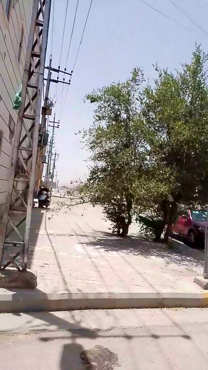 توكلنا على الله يعلن مكتب الدار الخضراء للعقار عن بيع دار في داموك الشهداء قرب الشارع العام المساحة 100م للأستفسار *********** الحجي
