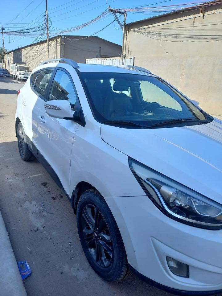 سلام عليكم توسان ٢٠١٥  لون ابيض خليجي ماشيه ١٢٥كليو متر تبريد قطعتين اشاير مري تحكمات ستيرن صدر امامي خلفي جديد شركه سنويه ٢٠٣٠مكاني بغداد لستفسار الاتصال على الرقم *********** السعر (١٤٠)وبيه مجال للطيبين
