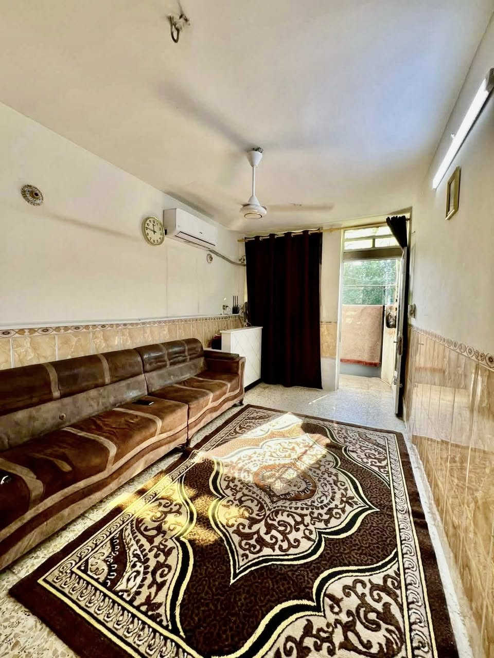 ملاحضه / العنده عقار 🏡#للبيــــــع ويريد يبيع #دزونه كافه التفاصيل العقار مع ذكر السعر وصور للعقار ورقم التلفون ☎️وان شاء الله باقرب وقت ينباع ان شاء الله🤲❤️
—————————————————————————

🔸 مشتمل للبيع طابو صرف مناسب جدا جدا✅
40متر  الواجهه 4م والنزال 10م مربع
بناء سنة 2018 تسليم🔑 درجه اولى كامل مكمل 

🔸الطابق1️⃣استقبال ومطبخ حار وبارد وصحيات    
 الطابق… 2️⃣ غرفتين نوم وبلكونه                                   الطابق ... 3️⃣بيتونه وسطح

 البناء كله ممتاز ودرجه اولى ونضيف مرتب 
🔸موقع الدار ممتاز جدا📍الشعب شارع عدن خلف محطه عدن قرب اعداديه ومتوسط صلاح الدين والواركه
 (شارع عريض عرضه15 ومقابيل الدار سياج ماكو جيران)

+مناسب لحك قبل لاينباع ملاحظه اذ تحب تاخذه وتستثمره اجره الك ب400الف ايجار سريع  
الدار يحتوي ع ميزانيه ماء💧وميزانيه كهرباء⚡️مصفرات 
🔸السعر: 117 مليون وقابل للتفاوض 

مكتب ابو علي الدراجي للعقار 🏛️
 الشعب-نهايت شارع الصحه-مقابيل كرزات ركن الصحه 
***********📞
***********📞 ‭
‭***********‬📞
