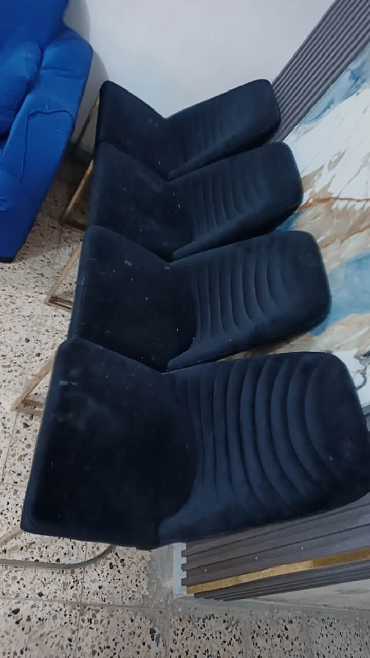 ميز طعام ثكيل وتكمه حديد
ب150 وبي مجال كلش قليل 
مكان بغداد الطوبجي 
***********
