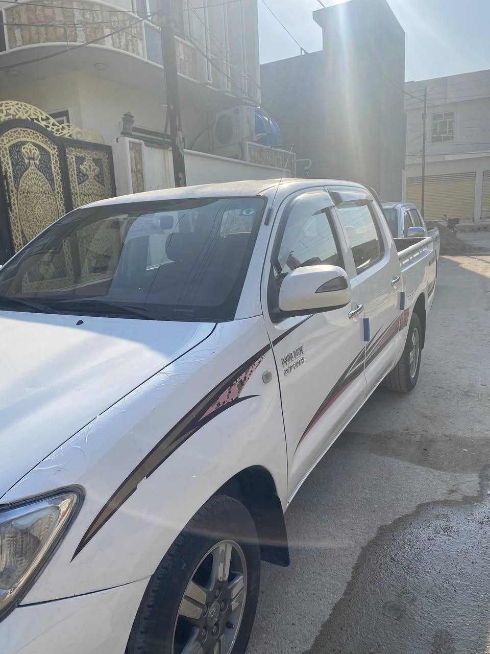 السلام عليكم تيوتا هايلوكس موديل ٢٠٠٩ شاصي ١٩ كير عادي رقم بغداد كشن متصل دبل جكمجه سعوديه سياره حلوه جاهزه من كلشي كفاله عامه عده بكانين بارد والباقي كفاله محرك ما مفتوح ماشيه ٢٠٠ الف حقيقي صدر تخم تاير حداديه تدفئه تبريد كله كفاله مكان ديالى بعقوبه للاستفسار 
***********
