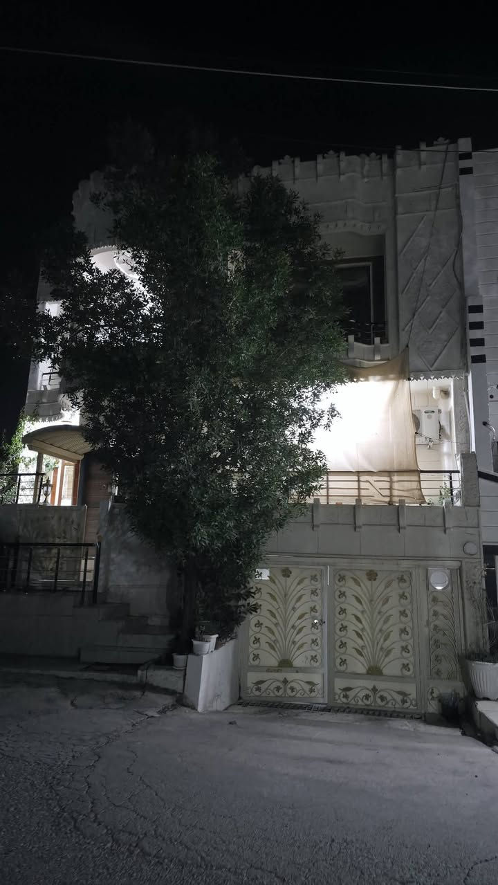 🏠خانو دووقات ژێرخان بۆفرۆشتن
📏ڕوبەر:100مەتر 10×10
📌کەلار/شەهیدان نزیک پەروەردەی گەرمیان
🔸شوێنێک نڵیابی هەیە
🔸تاپۆیە
🔸پێشی باخچەیە
🔸خانویەک پاک وجوانە فوول کاشیە
🔸قاتی یەکەم مەغربیە
🔸قاتی خوارەوەی پێک هاتوە لە ژووری مێوان و هۆڵ و مەتبەخ
🔸قاتی سەرەوەی سێ ژوور نوستن و مشتەمەلات
🔻بۆزانینی نرخ زانیاری زیاتر پەیوەندی بکەن بە عقارات شێروانە
☎️📞 ***********زانیار
