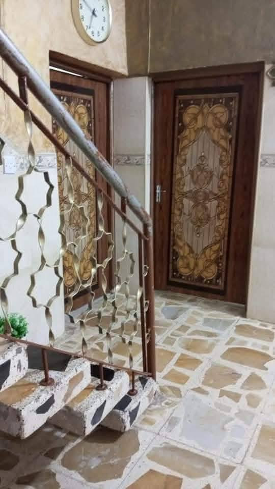 السلام عليكم
دار للبيع مكان مميز       
    المساحه //٣٠٠متر
واقع حال 450متر
البناء //طابوق صب كونكريت 
نوع العقار //طابو صرف
يتكون البيت من طابقين
 يتكون الطابق الاول من غرفتين نوم 
استقبال 
صاله 
مطبخ حار 
مجمع صحيات داخليه وخارجيه 
مدخل 
ممر خلفي وجانبي 
حديقه اماميه وجانبيه كبيره
شارع تبليط ومجاري خارجيه
الطابق الثاني يتكون من
عدد الغرف2
ملاحظه/يوجد مشتمل صغير 
غرفة نوم وصاله ومطبخ صغير مع البيت 
السعر ٣١٠وبي مجال
اذا ميعجبك السعر ادعيله بلرزق للجميع انشاء الله
الموقع //بابل المدحتيه 
الجمعيه قرب مدرسة نور الأجيال الاهليه
الاستفسار مراجعة مكتب دلالية وائل الهندي الواقع شارع 60 قرب سلوان ابو الكاشي مقابيل فرع علي قماره للاتصال على الرقم 
***********وائل الهندي
 ***********/ابو علي
