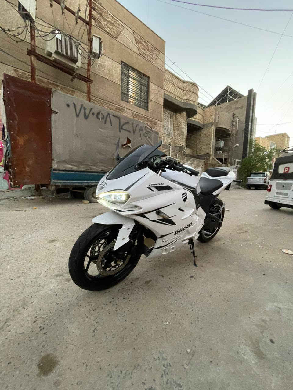 السلام عليكم للبيع دراجه شحن بطح دوكاتي بطاريه اخت الزيرو دراجه جاهزه ونضيفه كل نقص مابيها المواصفات 6 بطاريات مسطره شركت ونلي موديل 26 سرعه 110 قافله 90 ملف 3000 نمر 3 اشاير يمنه يسره ورباعي لايت زنون عالي ناصي هورن نضام البارك والرجوع للخلف Rنضام مثبت سرعة تشغيل بصمه وسويج مكاني بغداد جديده سعر 1750 وبيها مجال ***********
