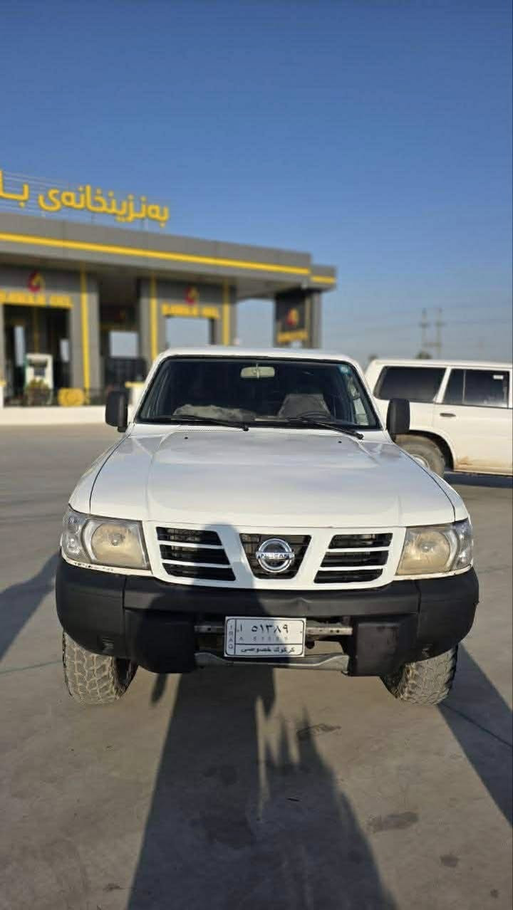 پاترۆڵ ٢٠٠١
کوێر
مزایدە
حیزام بۆیاخ 
شان و سەقف و دوو دەرگای دوای بۆیاخ نیە 
بەتانەی یەک لای تەقیە 
گێڕ و مەکینە وەشەرت 
دەعم و لێدراو و وەرگەڕان وەشەرت 
کتاب مزایدەی لەگەڵە
٦٠ و معامەلە
گۆڕینەوەش ئەكەم بەشاھینە 
***********
