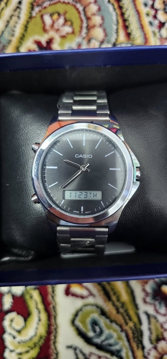 سلام عليكم . ساعات ماركات . طلاء ثابت . تصفيه مال بيج . اقل من سعر الجمله اي قطعه سعرهه ٢٥ مع التوصيل ***********
