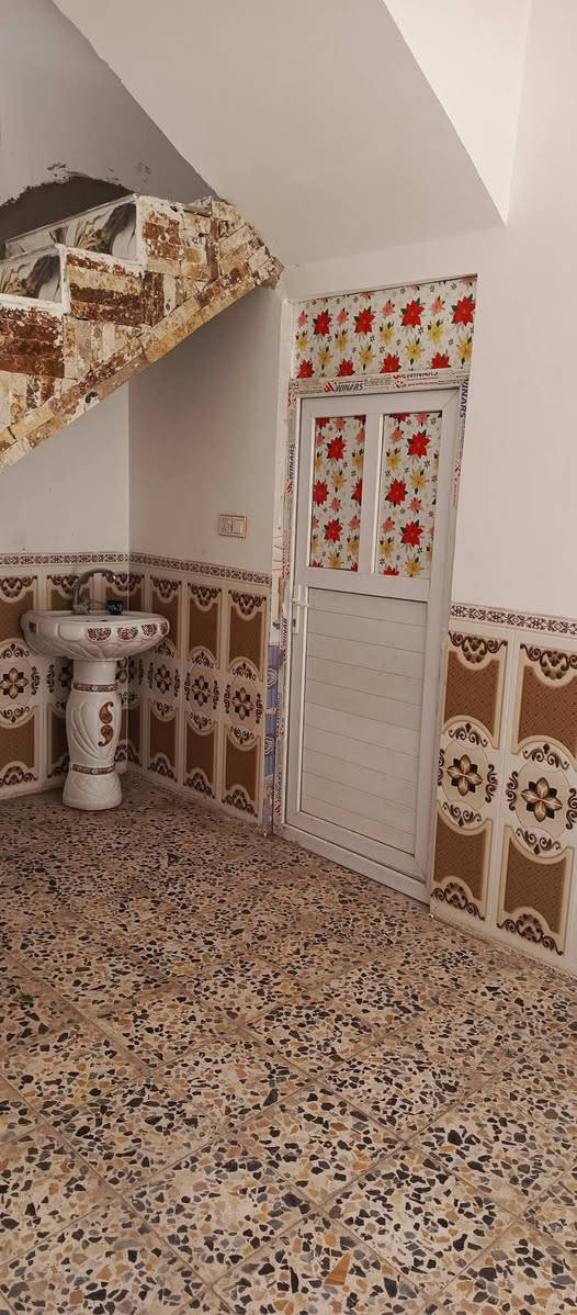 بيت للايجار
مساحه 100 م بيه غرفتين وصاله ومطبخ وصحيات
 العنوان مقابل باب المطار الدخول
***********
