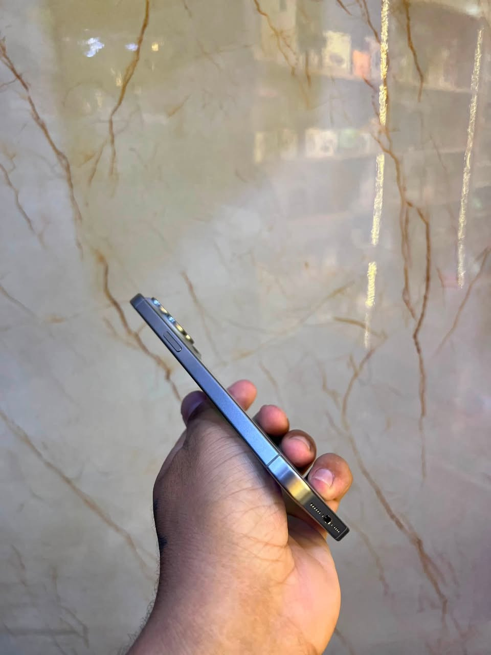ايفون 15 promax
ذاكره 256 
بطاريه 85
جهاز عربي ماستر AAA
مكفول من كلشي مداخل تصليح وتر 
فقط زر الي يعلي واكف وتكدر تعلي من برده من فوك 
سعر 900,000 قفل قفل عنواني بغداد 
***********
