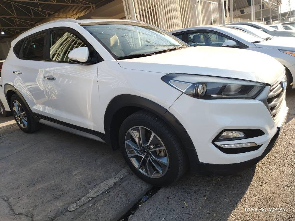 هونداي تكسن ٢٠١٨ بيضاء
رقم أربيل وارد خليجي. 
شبر راس البوند عالطول صبغ. 
تعديل بارد بين باب السكن والي خلفه
السعر ١٧٥
للتواصل *********** دهوك, العراق

