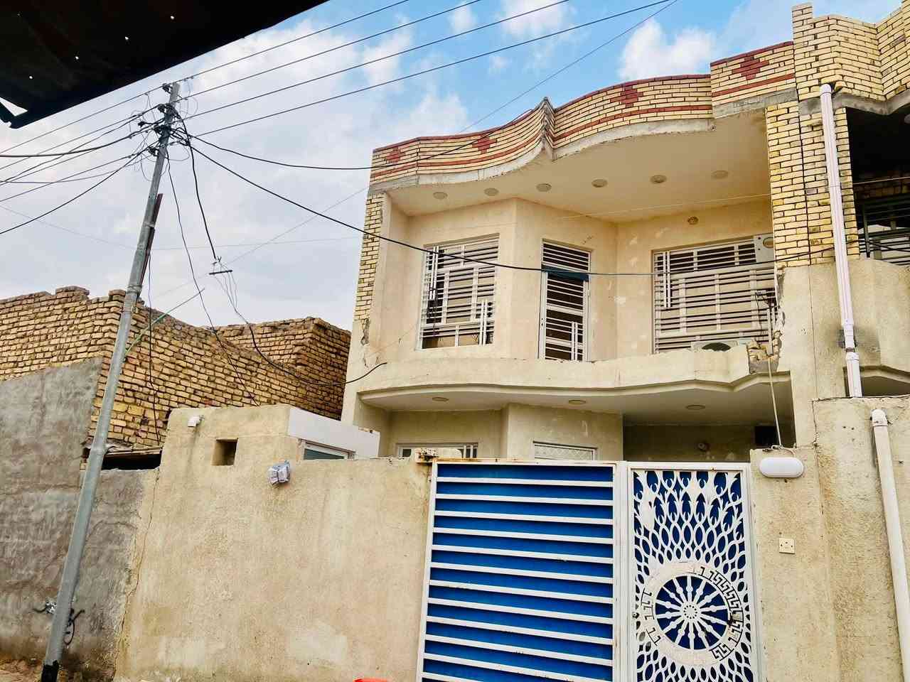 المساحه 130 بناء حديث 
مطلوب اسكان 42
حي شهداء قرب جسر الزهور الخدامي 
البيت طابقين 
3غرف +صحيات3+دوانيه +مطبخ+صاله+طرمه + منور 
الاستفسار*********** السعر معه السكان ب 160 وبي مجال الشراي تواصل على الرقم
