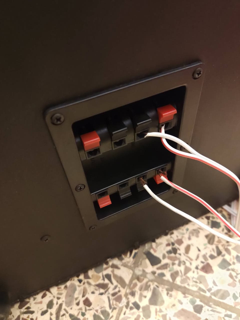 سبوفر غير كهربائي passive sub 
ماركة Paradigm  الكندية 
وزن ثقيل و حجم كبير كما موضح بالصور 
جدا مناسب للي عندة زوج سبيكرات ايضا باسف و يربط على مضخم لان الاشارة راح تدخل بي و تطلع للسبيكرات حتى اذا كان ماعندك مخرج للسبوفر ، و ايضا مناسب للمسرح المنزلي


**إذا كنت صاحب هذا الإعلان وتريد حذفه لأي سبب، رجاءا أرسل رسالة إلى الدعم الفني**