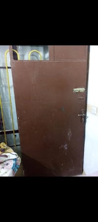 باب للبيع نضيف نوع ثقيل السعر 25نهايته المكان شارع الكهرباء الرقم 0771...