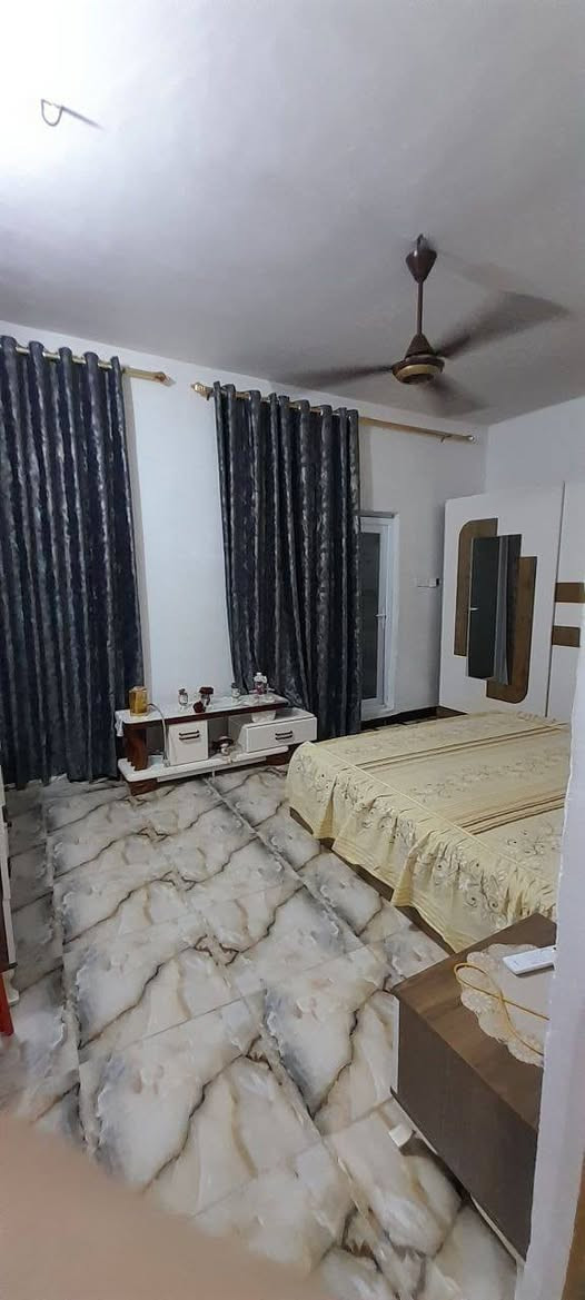 السلام عليكم بيت للبيع 50 متر الخطيب الزراعي طابقين ونص الطابق الثاني غرفتين والطابق الأول هول وغرفة ومطبخ وصحيات فوك وجوة للإستفسار الاتصال *********** سعر 85وبي مجال
