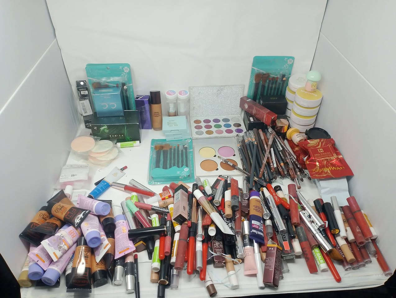 مكياج اكثر من 300 قطعة مثل ماموضح بالصورة فحص امام المندوب اذا اكسباير او مختلف عن الصور يرجع 65 الف وبي مجال تفاصيل خاص او واتساب ***********
