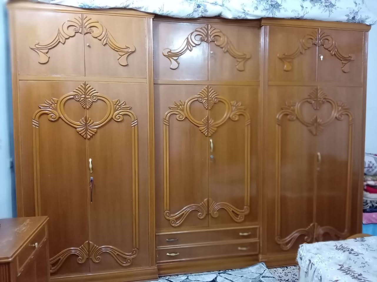 سلام عليكم للبيع غرفة نوم طابقين ست ابواب شغل عراقي درجه اولى
الغرفة حلى من الصوره وضخمه 
***********
