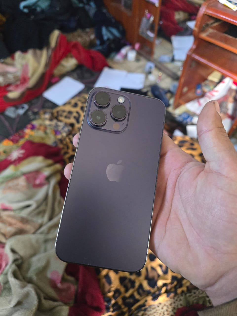 ايفون 14 برو ماكس ماستر بنفسجي بالجيس بطارية 90 ذاكرة 256 كامل وتر بروف زلغة مابي اخو الجديد الجهاز كفالة عامة للبيع او المراوس سعرة ٧٥٠ عيبة الوحيد انو بي حساب ايكلود لكن مفتوح وتكدر تحط حسابك الاب ستور وتشيلة الايكلود لان الكارتون موجود بغداد حي الجهاد رقمي ***********
