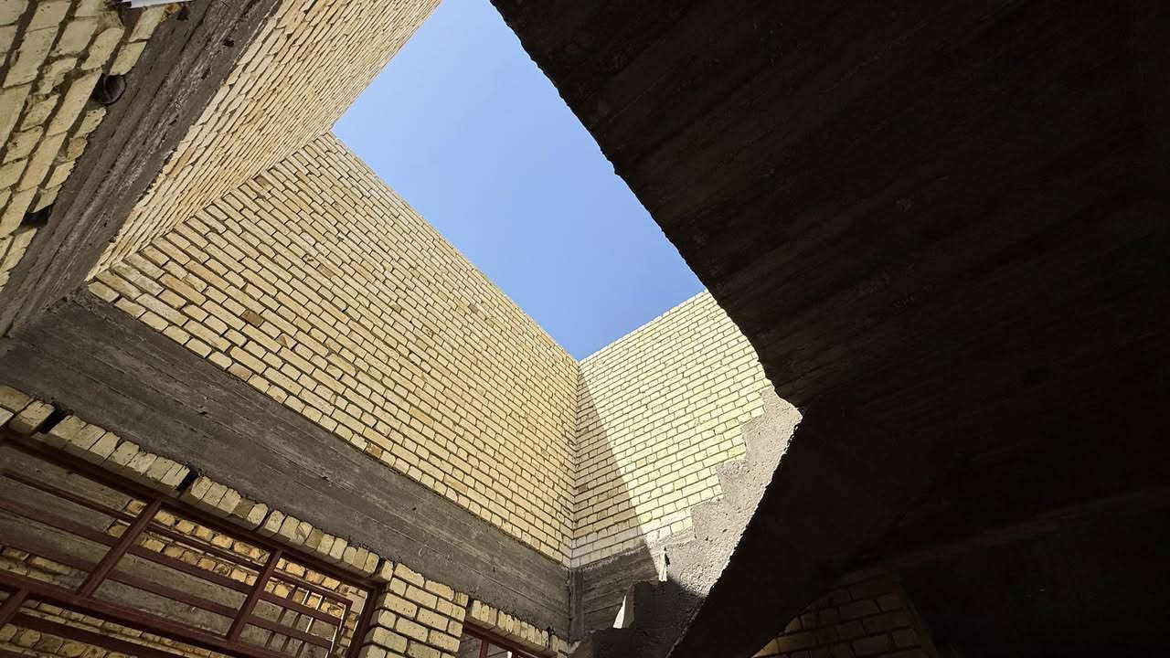 السلام عليكم هيكل للبيع موقعه مجمع حجي حسين مقابل مستشفى 🏥 القاسم العام خلف أسواق المرتظئ المساحه 200 متر يتكون من غرفتين وصاله ومطبخ واستقبال وصحيات داخليه وخارجيه مناور اثنين مؤسس مجاري فقط ونقص سقف بيتونه للاستفسار اكثر الاتصال عل مكتب السند للعقار عل الأرقام ***********.    ***********
