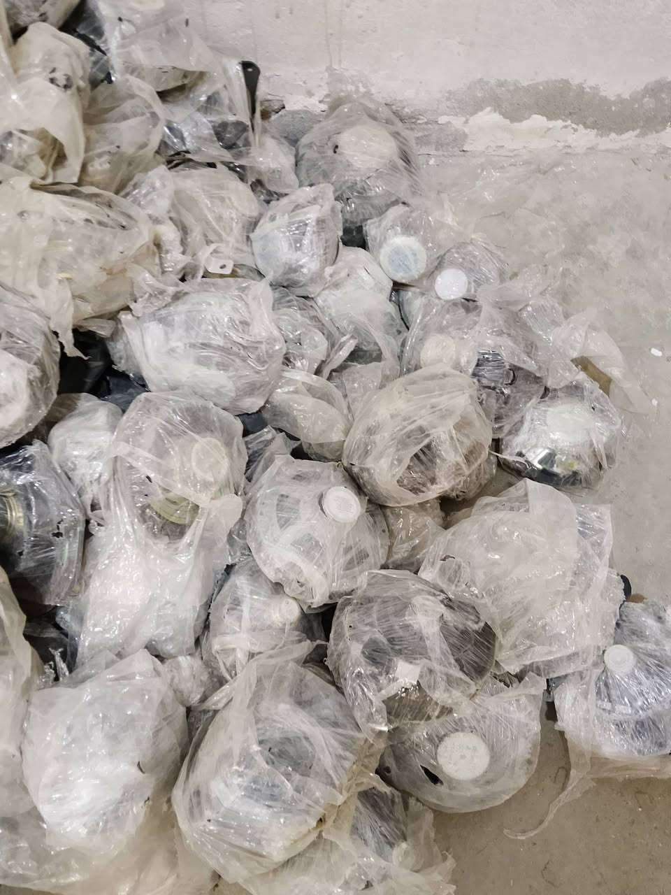 سماعات ياباني مشكل الكميه 300 زوج شلعه السعر 6500 الزوج الواحد ***********
