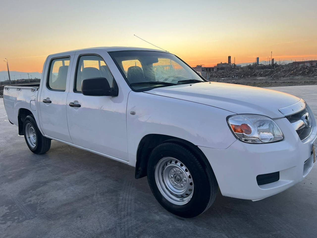 پیکاب مازردە مۆدیل 2012  مەکینە ۱۲ بەخ غازێ ئیتاڵی بۆ بەسراوە ڕەقەم جنبوب سەنەوی لەگەڵ سێ پەڵە سبوخ هەیە هەمو گیانی بەشرت دەعمو لێدرانی نیە نرخی 
63  گڵا معەملە 
شوین چوارقوڕنە 
ژ.م 
*********** السليمانية, العراق
