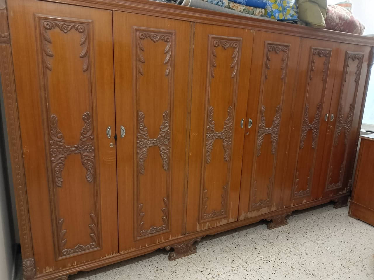 السلام عليكم كناتير صاج للبيع مع بوفيه وزاويه وملحق التواصل مع الرقم ***********

