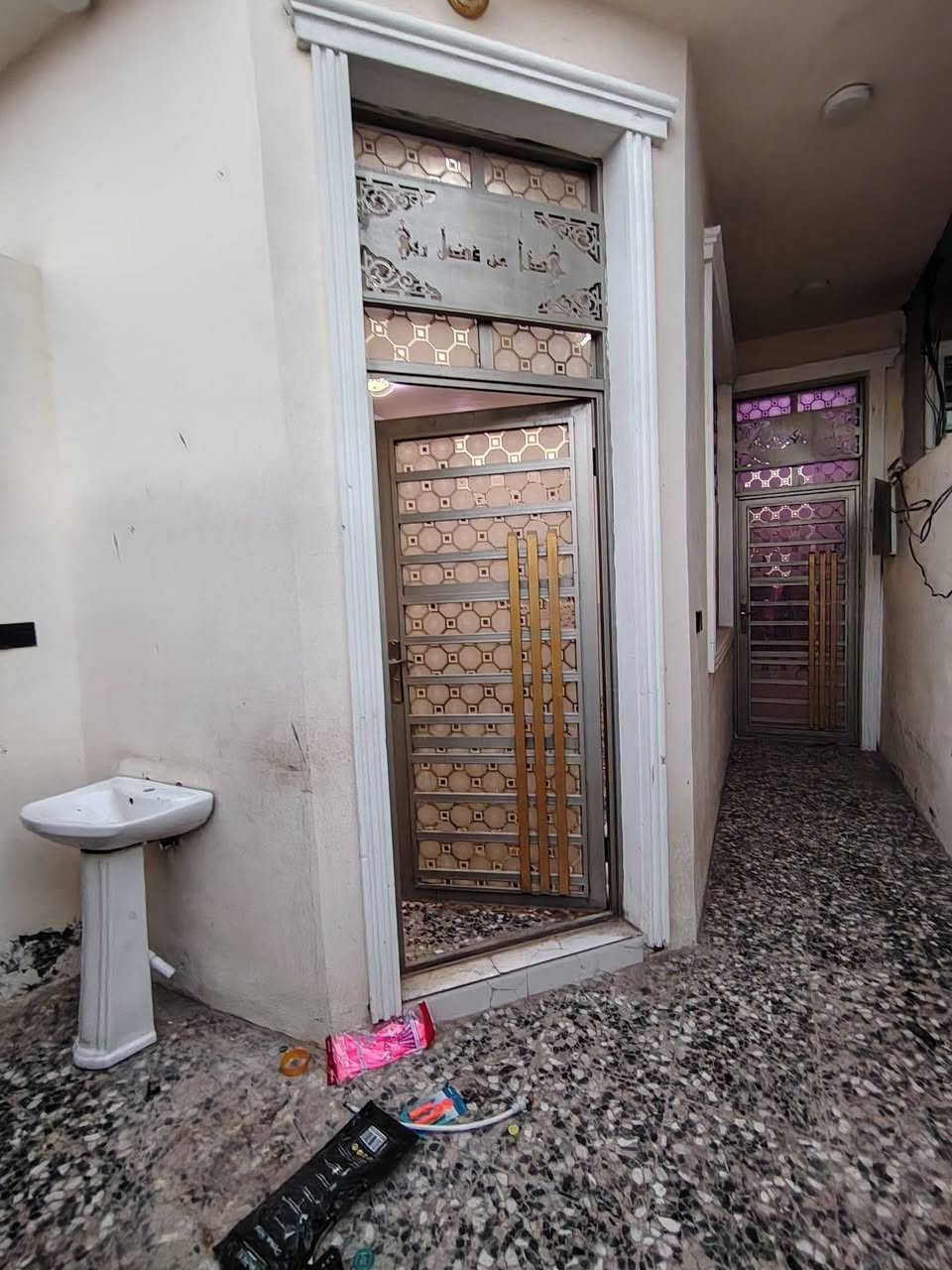 يا الله يوجد لدينا بيت إيجار 100 متر مكانة مجمع بيتي الثاني بل بدايه قريب علا شارع العام ايجار 250 كل شهرين سوه و من بعده كل شهر بشهر يتكون من صاله ستقبال مطبخ صحيات غرفه  استفسار يوجدواتساب ***********
***********
