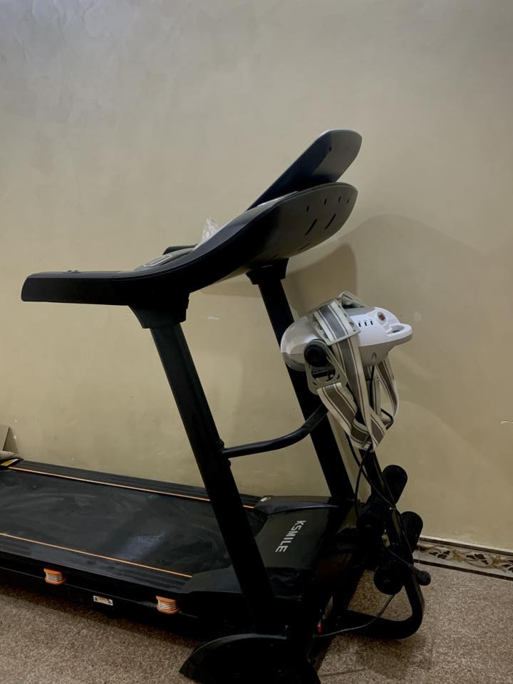 جهاز جري منزلي  من ماركة KSMILE
يتحمل وزن اكثر من 130 كجم ، قابل للطي سهل التخزين يرهم قاعات + منزل ، توقر شاشه سرعة ، الوقت، والمسافه وحرق  السعرات
قياس نبض القلب  وهواي مميزات بي 
نضافه جداً عاليه استخدام بسيط 
تجي تفحص وتاخذه 
مكان السماوه رقمي واتساب  ‭0786 482 8330‬
