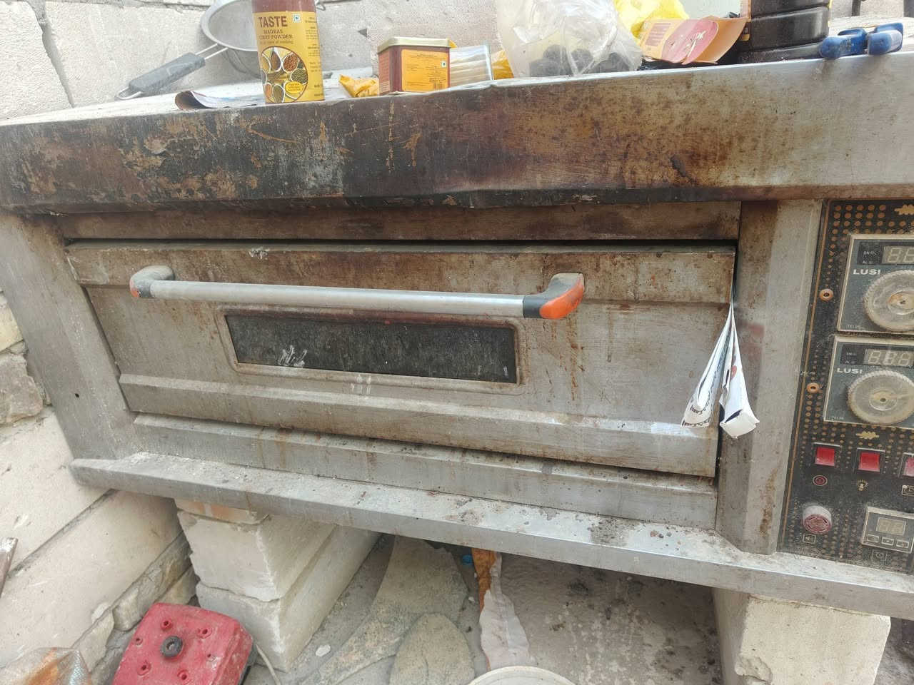 غراض مطعم للبيع
تنور مندي 
حمايه بخاريه غازيه سعة 5 بلانك 
فرن بيتزا 
ميز تزكام 
بلانكات عدد 10
ميز دخل 
المكان ناصريه قضاء الشطره 
***********
