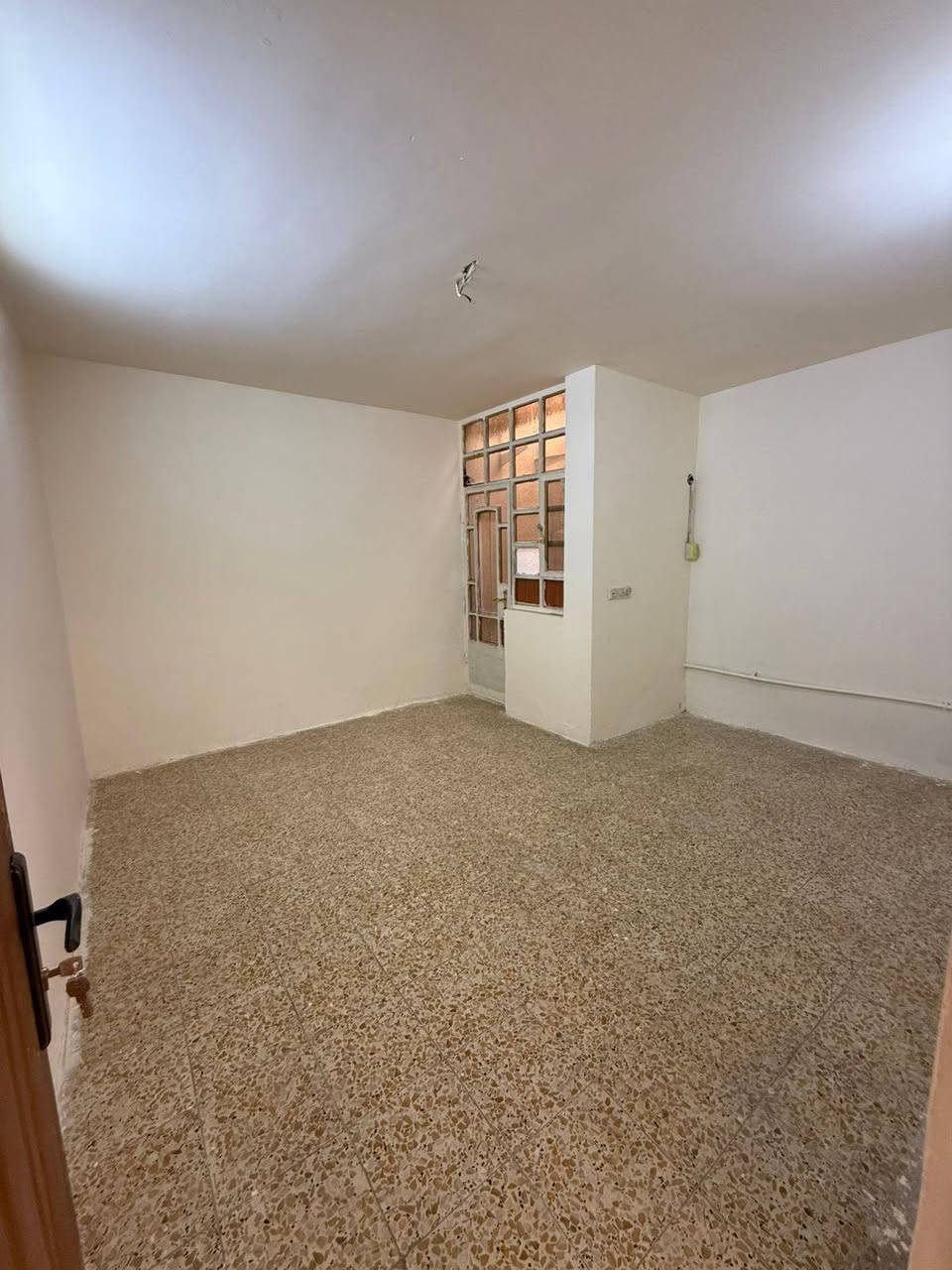 السلام عليكم
مشتمل للأيجار في منطقة الامين نواب الضباط
طابق ثاني مكون من صالة ومطبخ وغرفة نوم وحمام وسطح
للأستفسار الاتصال على هذا الرقم
***********
