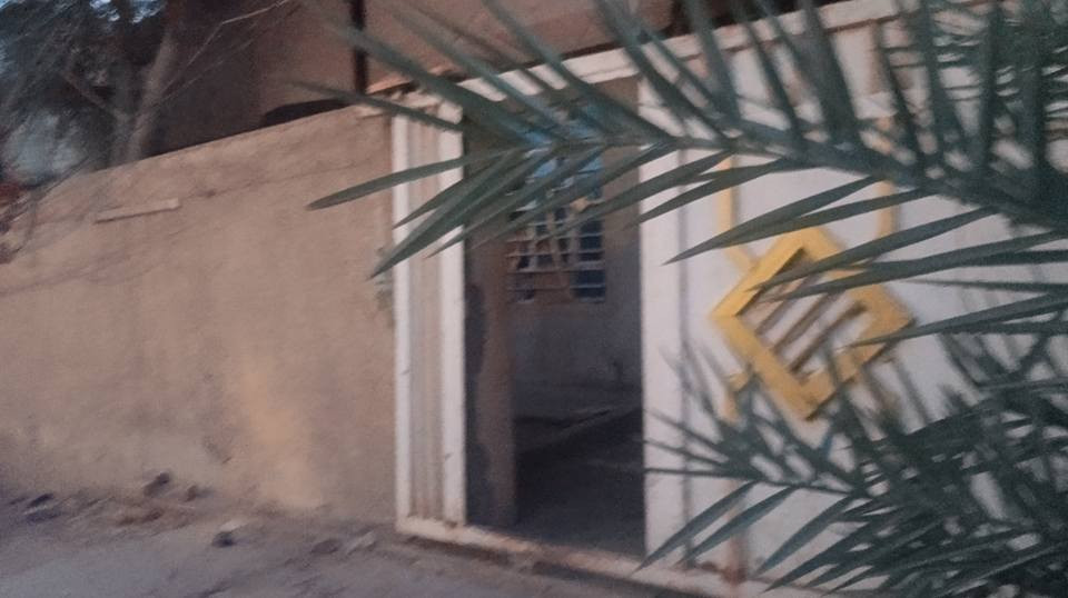 عقار للبيع على شارع الحولي في كربلاء المؤدي الى سيد اسماعيل
 المساحه ٢٠٠ متر الواجهه ١٤ متر 
كونكريت مسلح بناء حديث
 يحتوي على ٢ غرف نوم وصاله واستقبال ومغاسل خارجيه وداخليه وكراج سياره وحديقه طابق
 واحد خدمات كامله ماء وكهرباء ومولد وبقربه اسواق مباشره والمدارس والمحلات 
طابو ٢٥
 يصلح للسكن او حسينيه 
السعر ٨٣مليون وبيه مجال 
  
للاستفسار وتفاصيل أكثر يرجى الاتصال على الرقمين 
***********
*********** كربلاء, العراق
