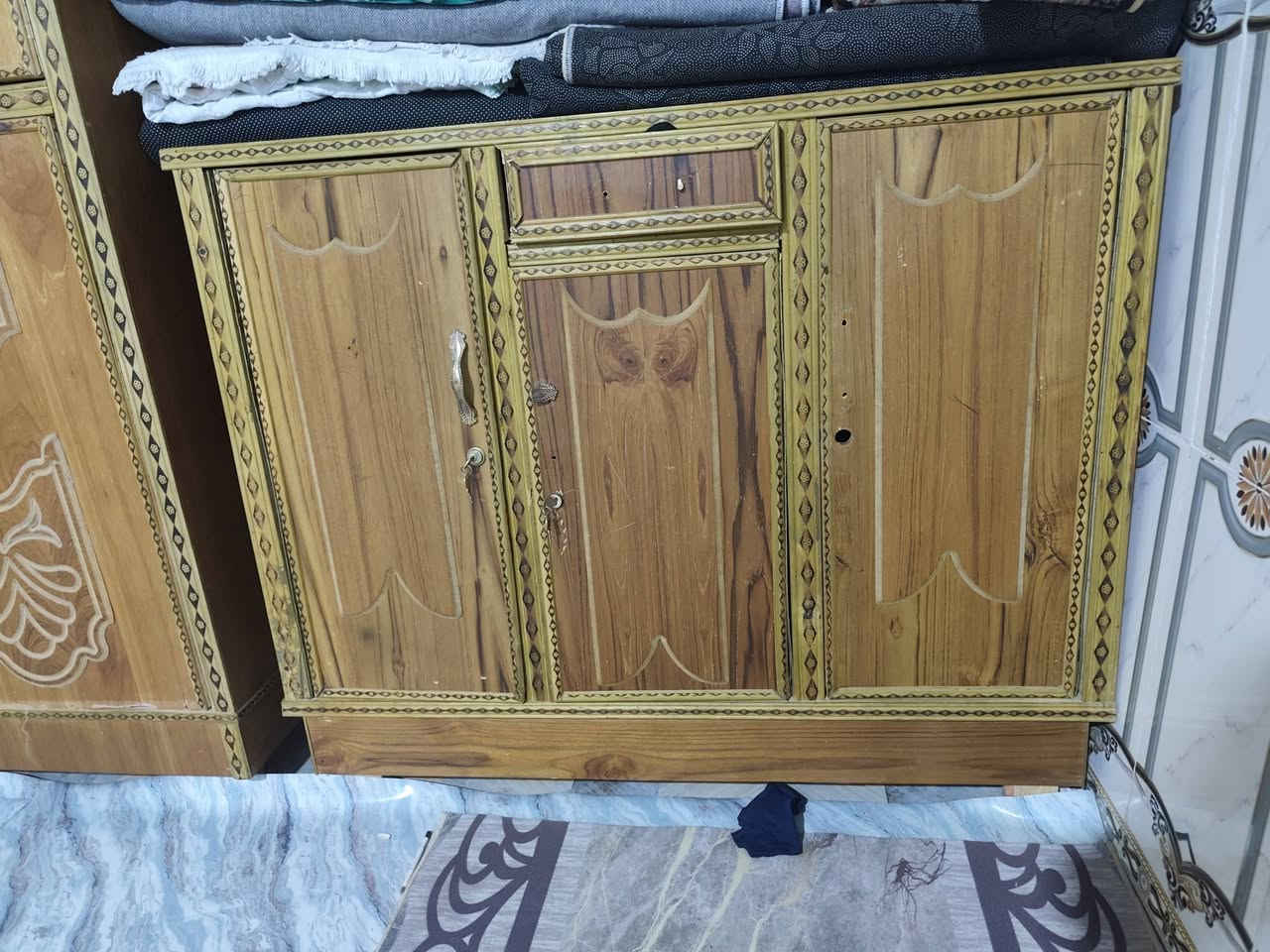 سلام عليكم كنتور اربع بيبان نضيف كلش  بي ضربه خفيفه مال النقل سعره 300 وبوفيه نضيفه قياس متر وعشرين سعرهة 125للأستفسار ***********
