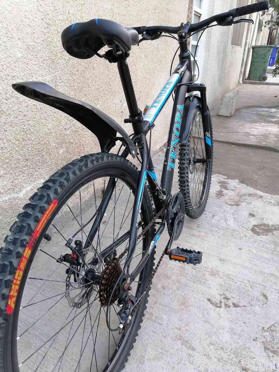 السلام عليكم باسكل للبيع حجم ٢٦ نضافه فول كير ٧ نمر في ٣ بريكات كله شغال باسكل ريشه فريم حديد مخفف وياله المنيوم سعر ٩٠ مكاني الاثورين الدوره ***********
