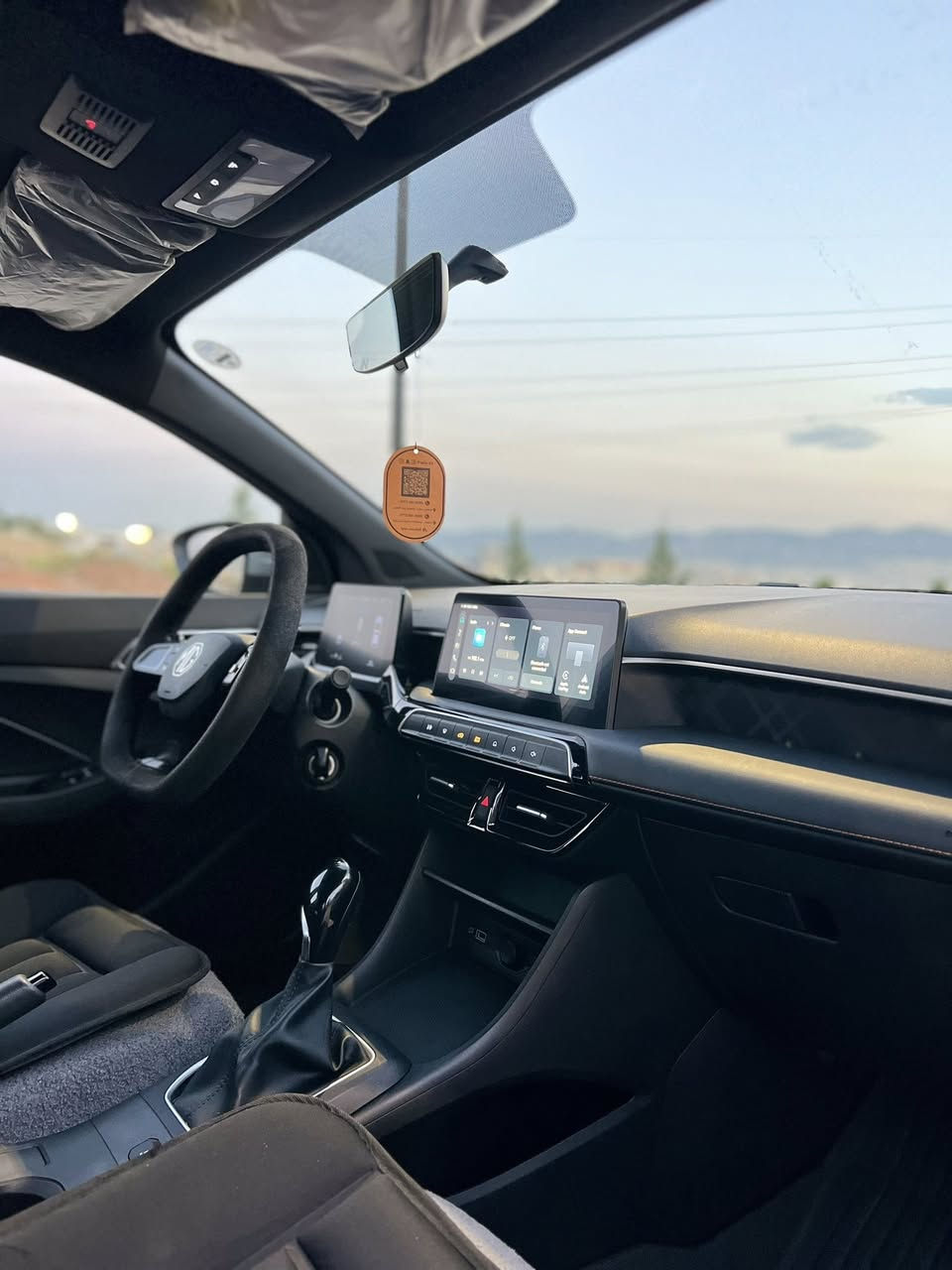 MG 3 2025
بێ بۆیاخ بێ سارد 
بێ شوخت  بێ چاڵ
تەنانەت دەعامیشی شوختی نییە
١٥ هەزار ڕۆشتووە
زەمانی شەریکە
ڕەسمی سۆنەرەکەم داناوە

***********
