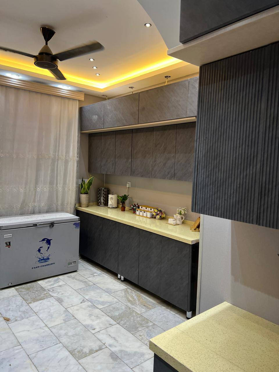 دار للبيع مساحه 150متر بناء حديث 
يتكون من طابقين يحتوي على صاله  واستقبال  ومطبخ و صحيات و غرفه نوم عدد 3 
الموقع ملحق التعاون قرب ملعب كربلاء الدولي 
للإستفسار الإتصال على الارقام التاليه 
***********
***********
