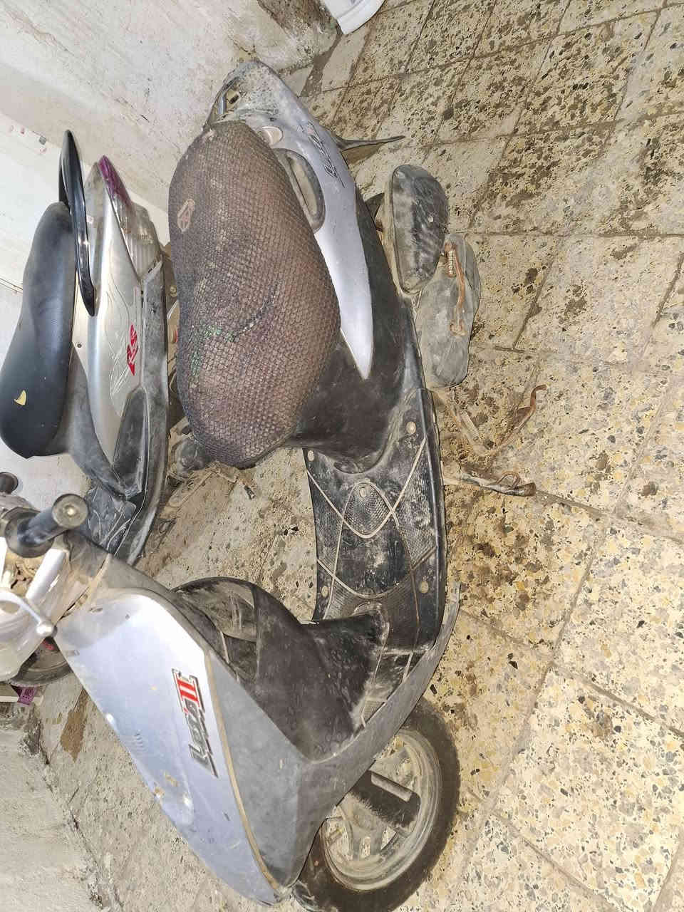 دراجه للبيع شغاله كلشي مابيها متروكه صالها شهر تجي تشغل وتروح ابيع كوم حديد سعر 150وبيها مجال/شراي يتصل***********
